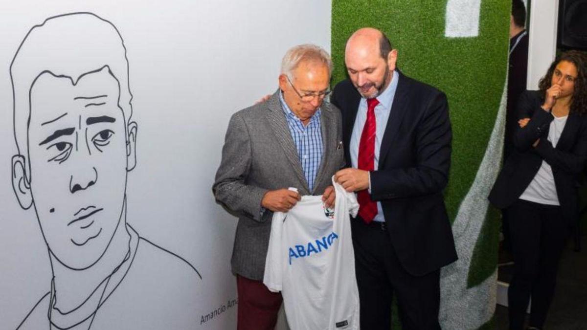 Amancio Amaro, junto al presidente de la Real Federación Galega de Fútbol, Rafael Louzán. |  // RFGF