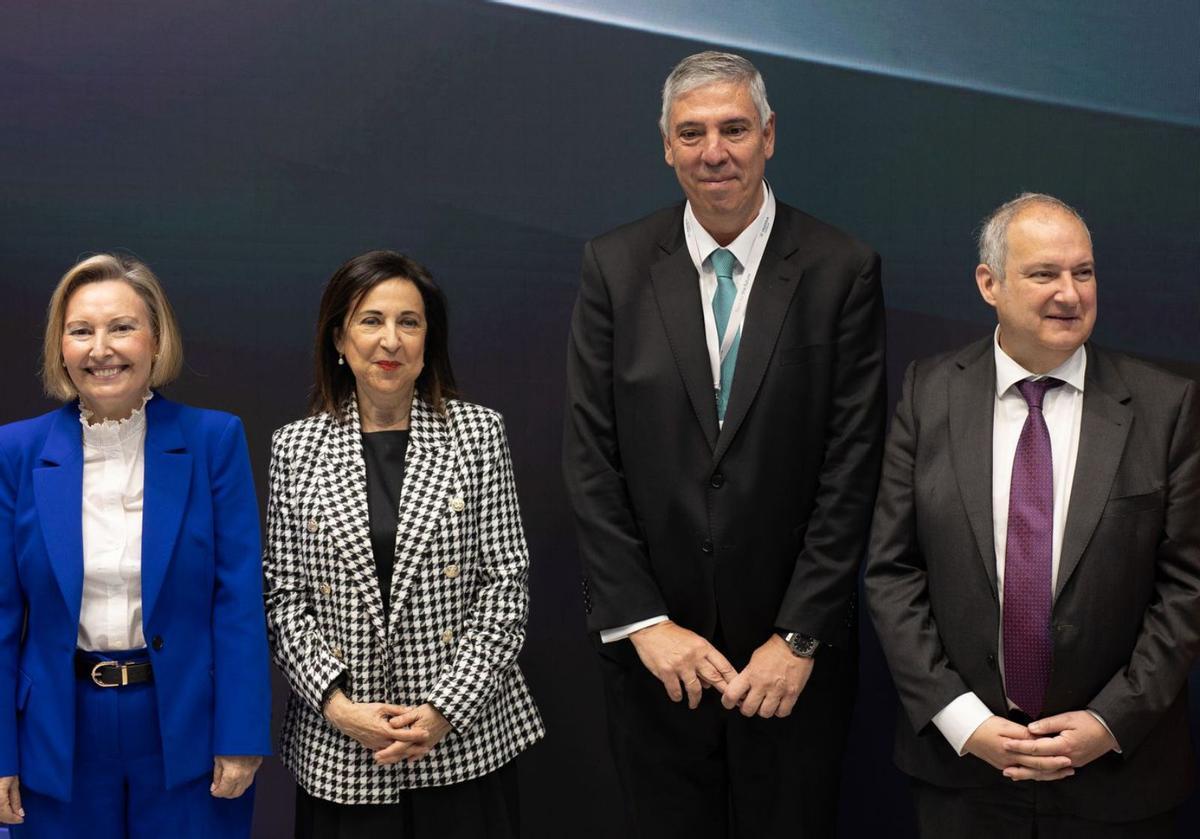 Por la izquierda, María Amparo Valcarce García, secretaria de Estado de Defensa; Margarita Robles, ministra de Defensa; José Vicente de Los Mozos, CEO de Indra y Jordi Hereu, ministro de Industria, ayer en la Feria. | E. P.