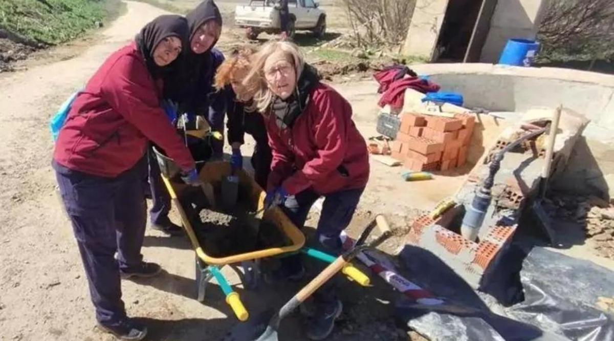 Diverses alumnes del programa treballen en la recuperació del piló