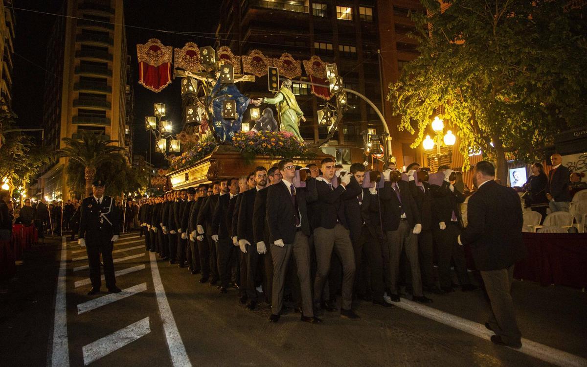Procesión nocturna de la Hermandad Penitencial Stabat Mater en el Martes Santo de Alicante