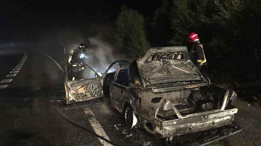 Arde un coche en la autovía A 52, cerca de Puebla