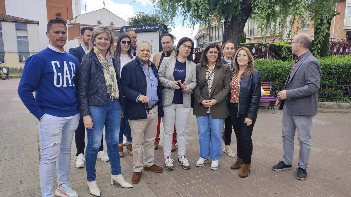 Ana Vázquez posando con integrantes de la candidatura de Asensio y cargos provinciales del PP.