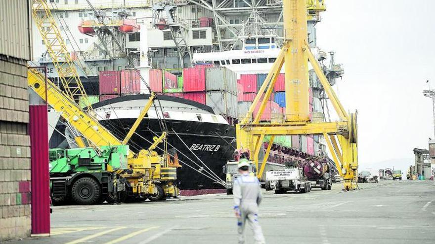 Trabajos en un buque ejecutados por la empresa Astilleros Canarios (Astican), una de las industrias navales de las Islas.