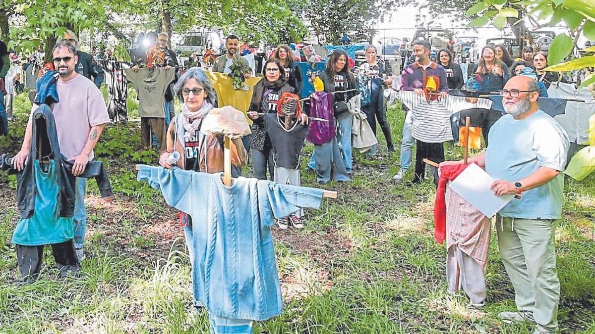 La comunidad educativa del IES Val do Tea con los espantapájaros.