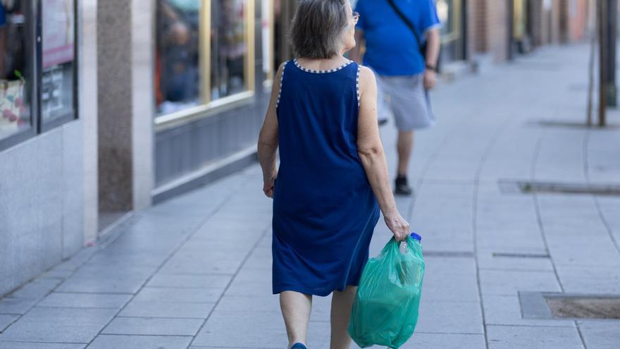 Las mujeres que se jubilan ahora cobran casi 400 euros menos que los hombres