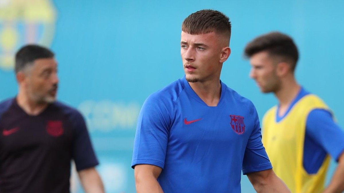 Mike van Beijnen en un entrenamiento del filial blaugrana con García Pimienta de fondo