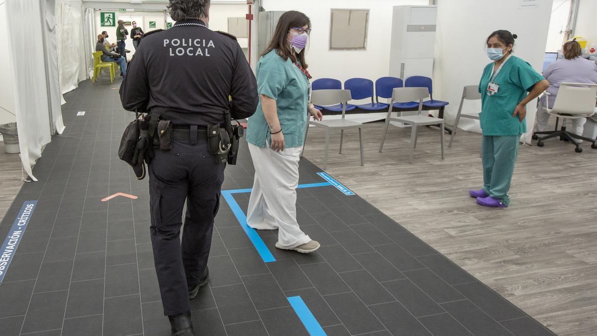 Hospital de campaña de Alicante durante la vacunación a policías, bomberos y guardias civiles.