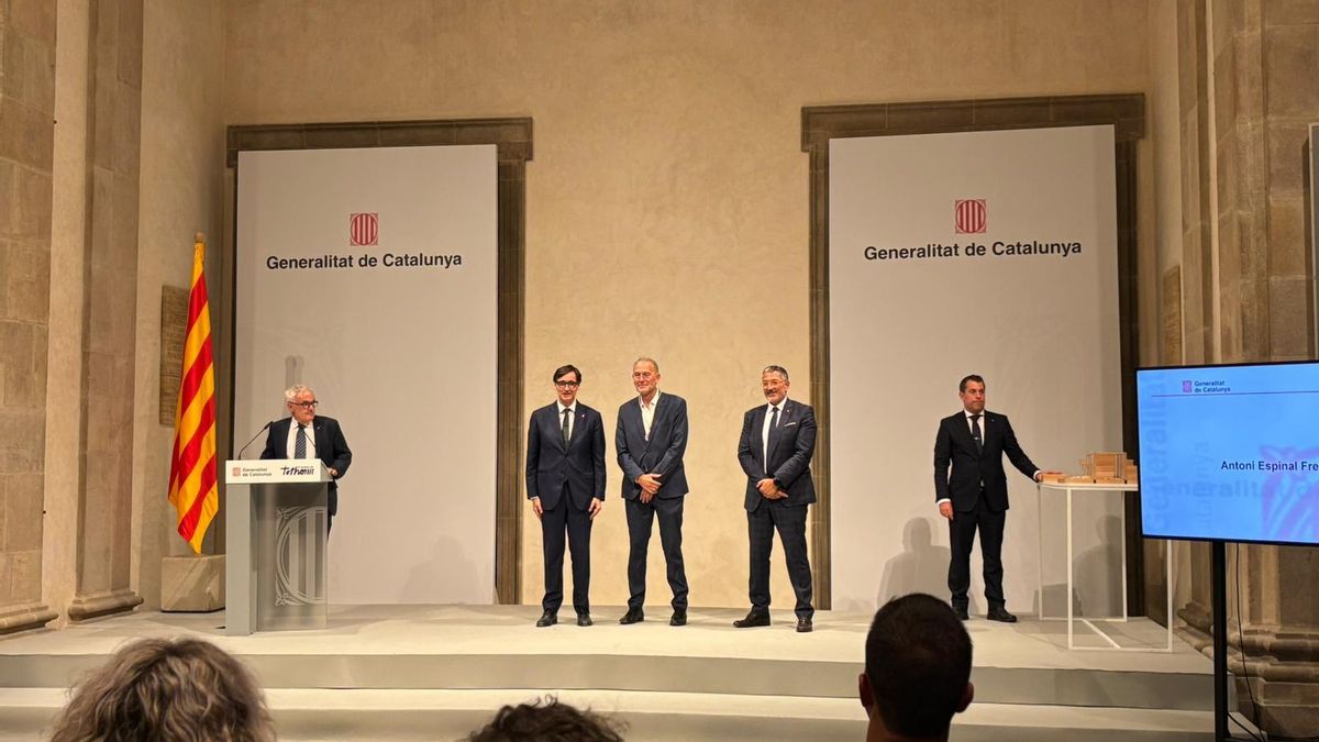 Lliurament de la medalla a Toni Espìnal