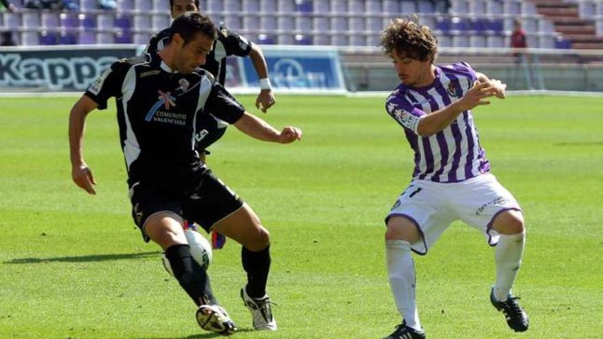 Javier Flaño intenta cortar un balón a Sisi, ayer, en el Nuevo Zorrilla.