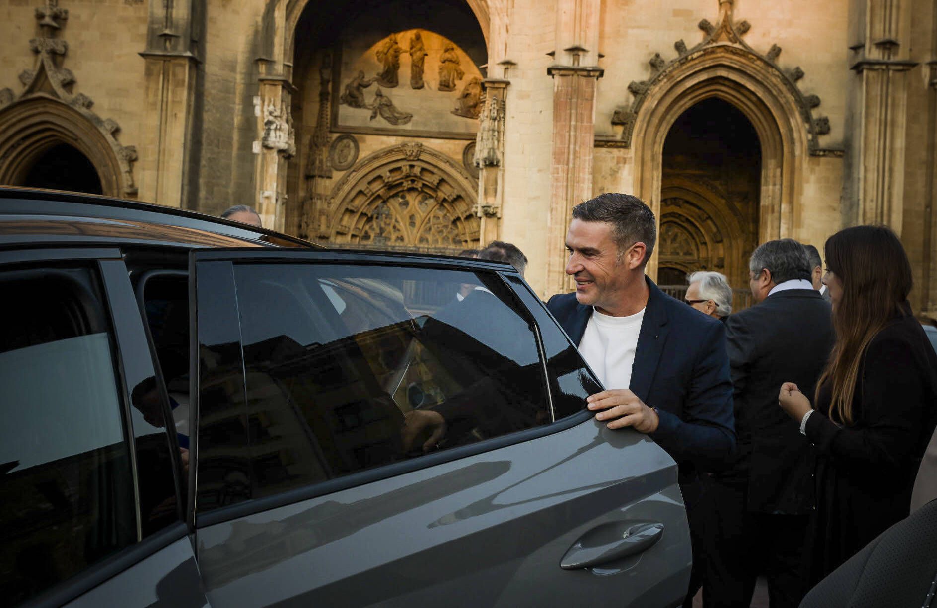 Locura azul en Oviedo: así fue la entrega de los nuevos coches a la plantilla en la plaza de la Catedral