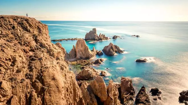 La región donde veranea la élite de Madrid tiene piscinas naturales en roca volcánica, y no son las Islas Canaria