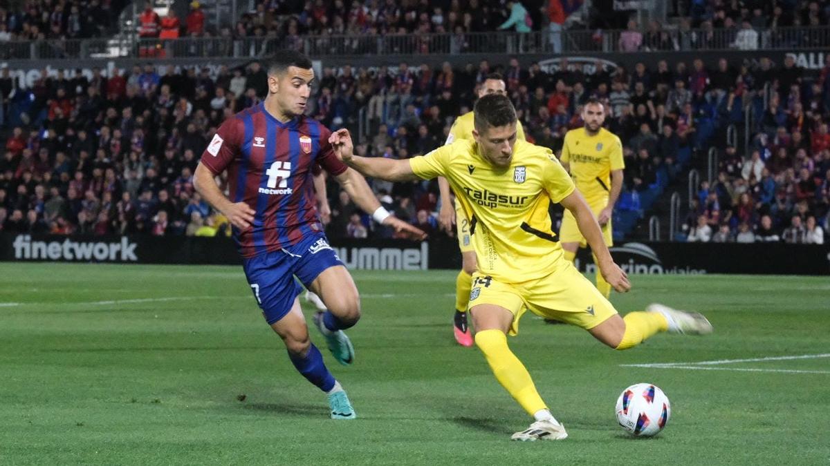 José Fontán despeja un balón frente a Jesús Clemente