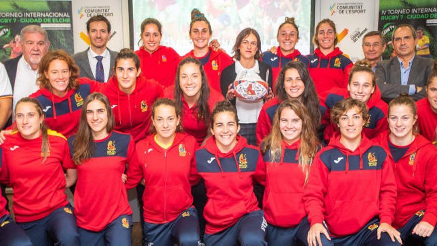 Presentación del Torneo Internacional Rugby 7 Ciudad de Elche en la Fundación Trinidad Alfonso con la selección femenina al completo.