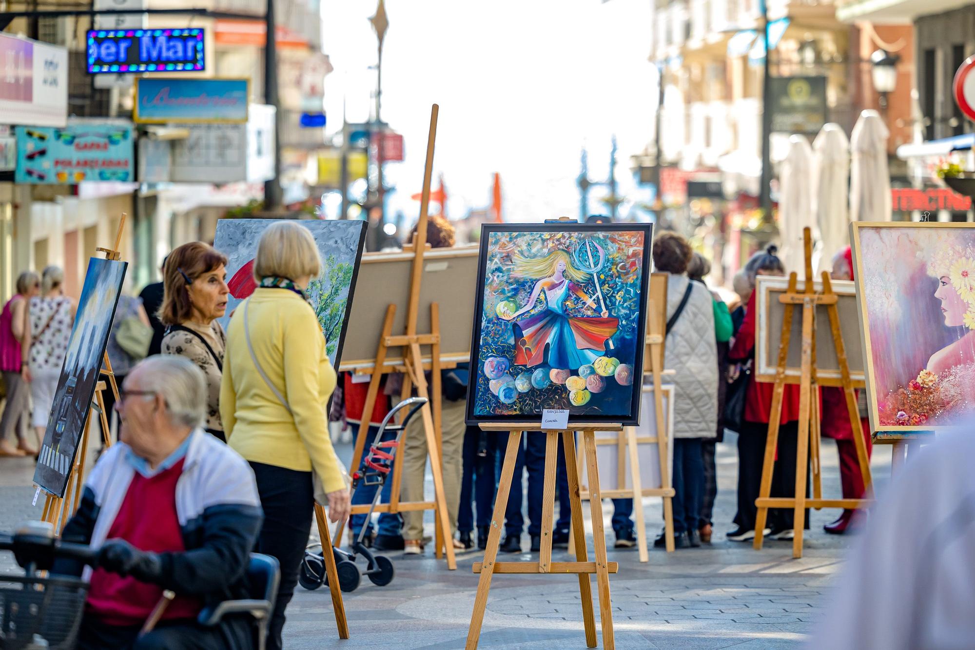 Pancartas en la calle y arte hecho por mujeres para conmemorar el 8M en Benidorm