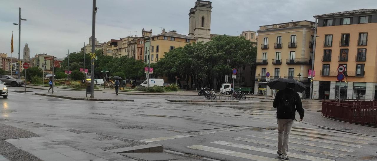 Aquest matí encara plovia a la ciutat de Girona