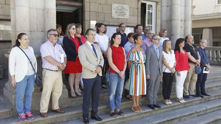 Representantes políticos en la casa del concello durante el minuto de silencio. // Jesús Regal