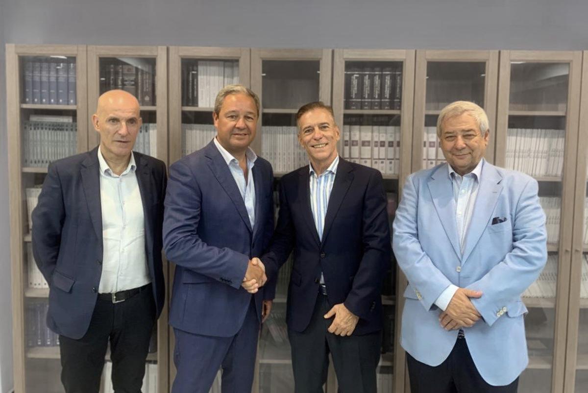 El presidente de Altia, Constantino Fernández (2i) junto a los directivos de Wairbut Federico Muñoz (1i), Gerardo Cañibano (2d), y Pedro Calero (1d).