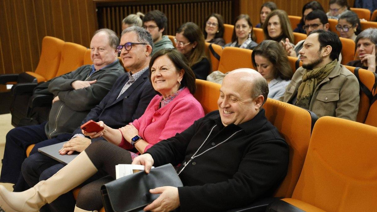 A la derecha,  monseñor José Prieto, arzobispo de Santiago, entre otros asistentes a la jornada.