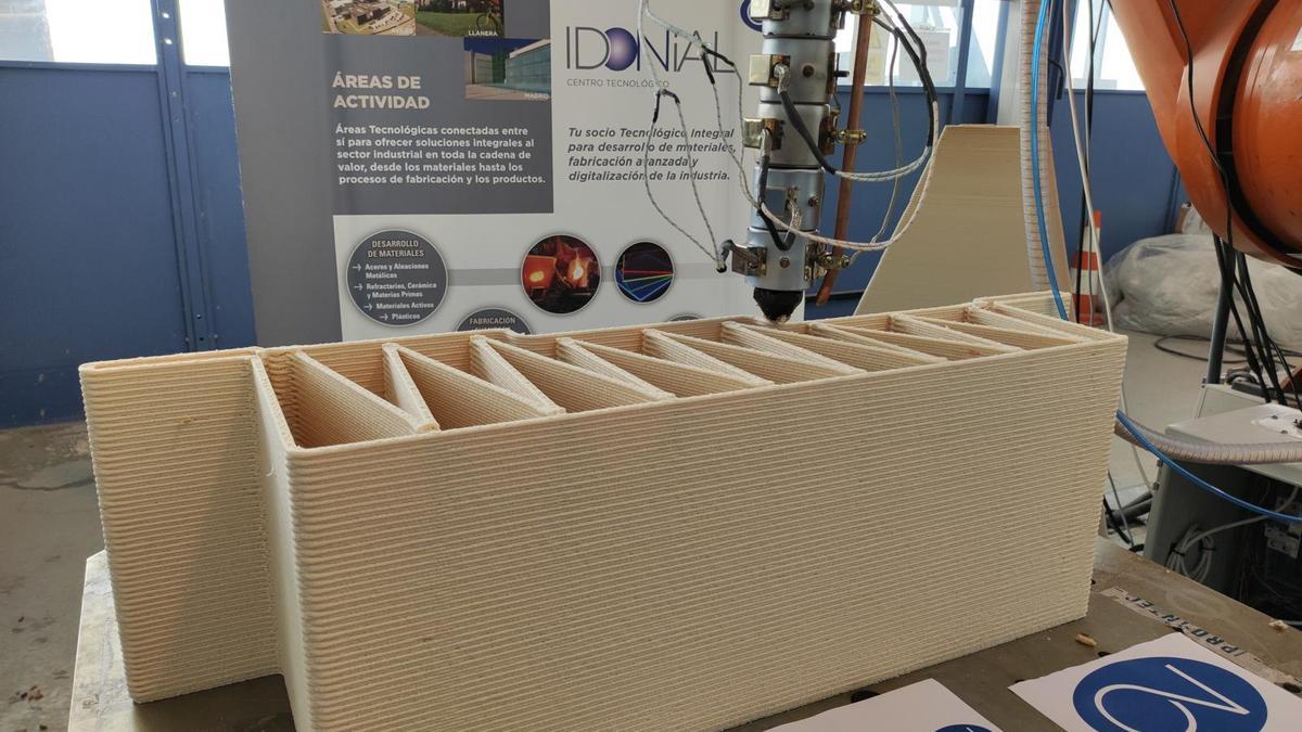 Un robot imprime encofrado en una pieza de fabricación aditiva.