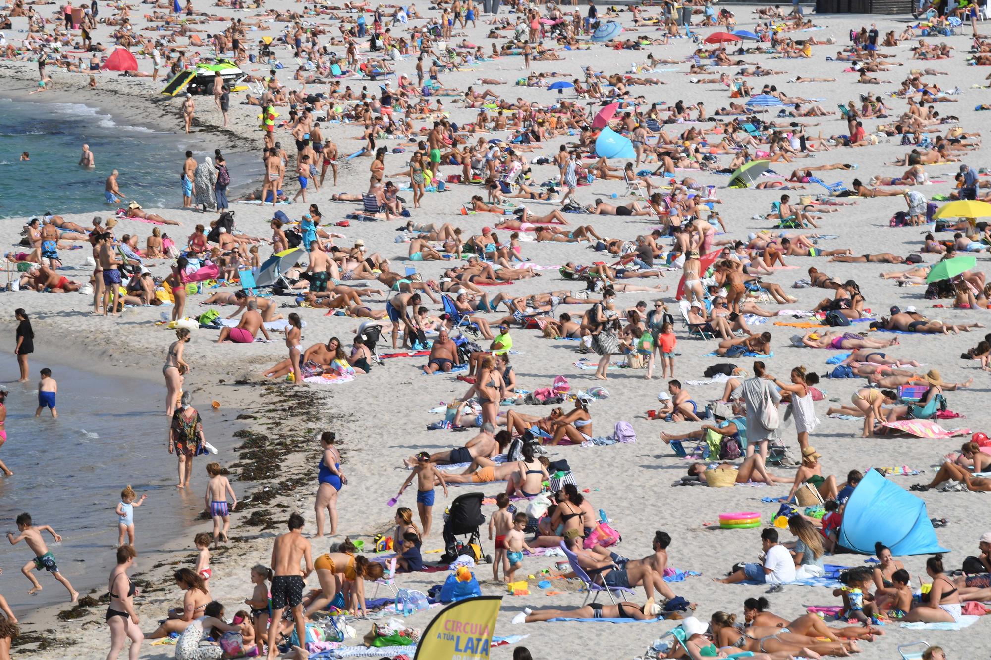 Las playas de A Coruña, abarrotadas con las mareas vivas