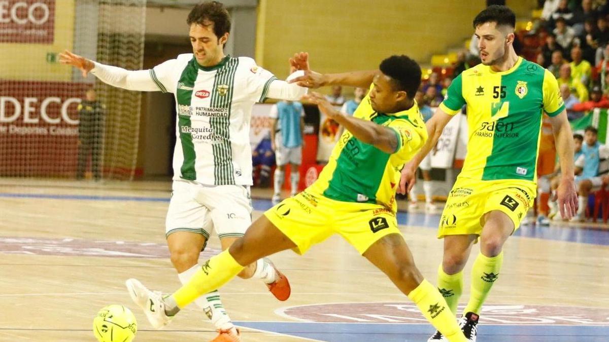 Pablo del Moral controla el balón en el derbi Córdoba Futsal Jaén Paraíso Interior de la Copa del Rey.