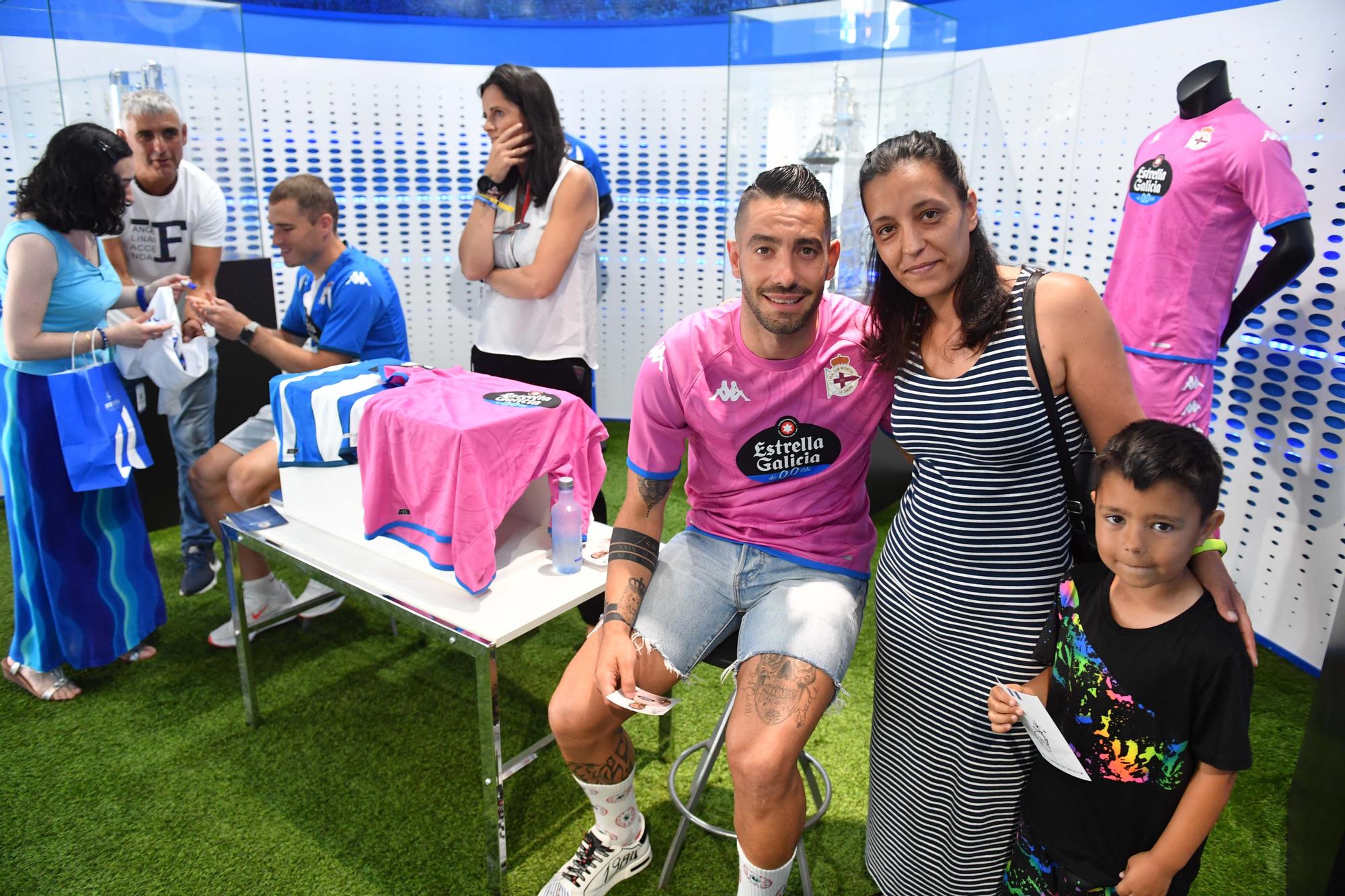 Los capitanes firman las nuevas camisetas del Deportivo