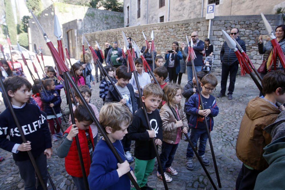 Petits Manaies desfilen pels carrers del Barri Vell