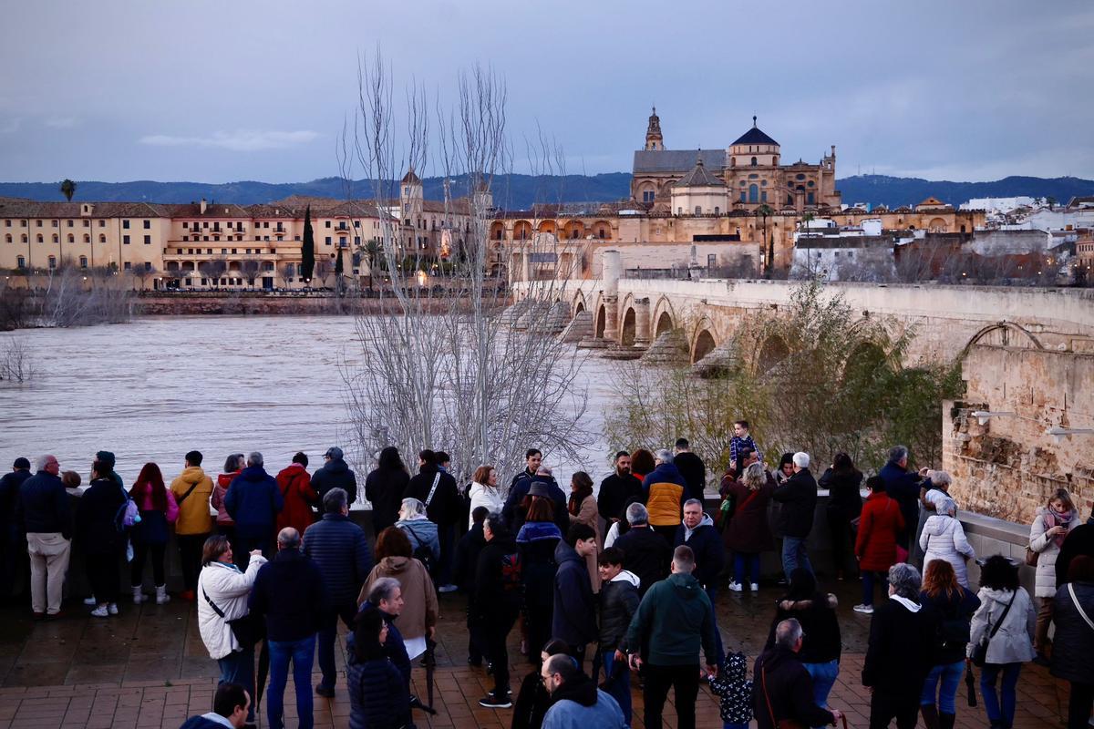 Expectación en Córdoba por la subida del río.