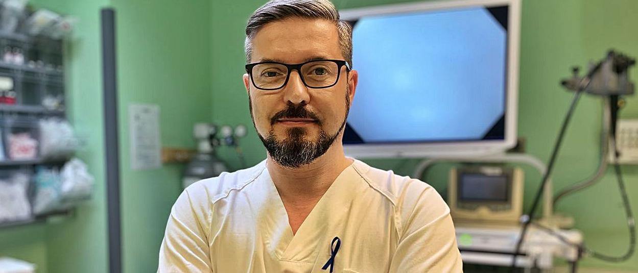 El doctor Enrique González de la Ballina, en la zona de Montecelo donde se realizan las endoscopias.