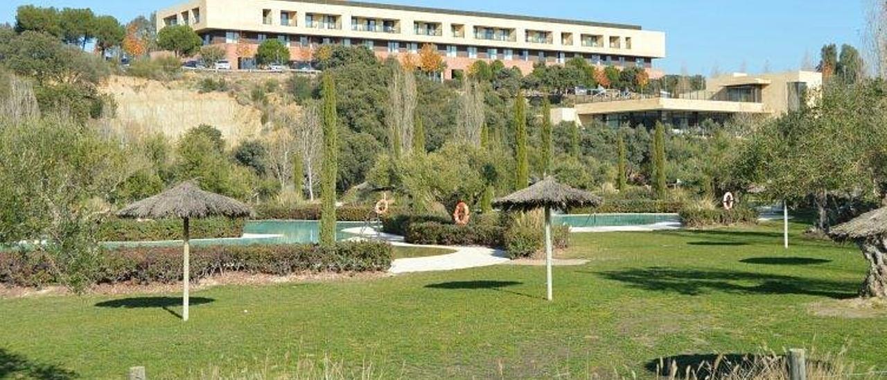 Vista del hotel del complejo desde la zona de las piscinas.