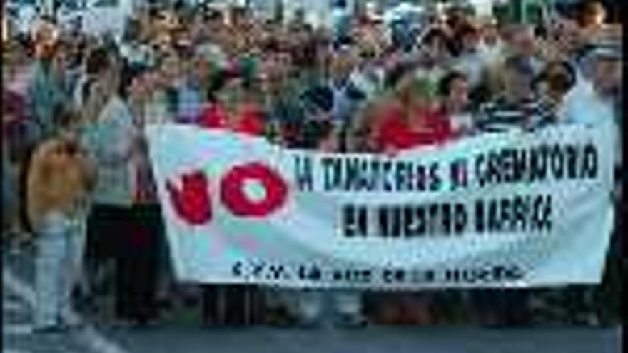 Manifestación contra 

el tanatorio de la avenida del Alcalde Lorenzo Carbonell, celebrada en octubre de 2004