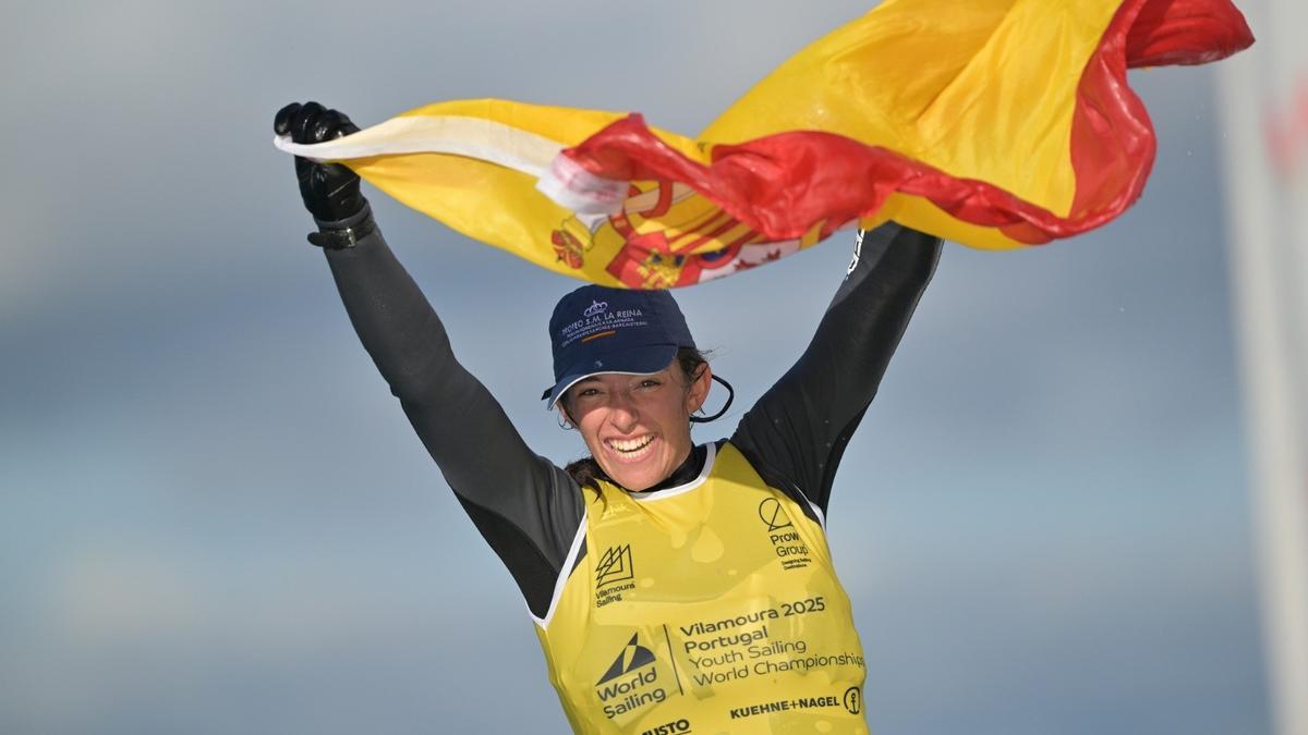 Irene de Tomás alzando la bandera de España al proclamarse campeona del mundo juvenil de ILCA 6