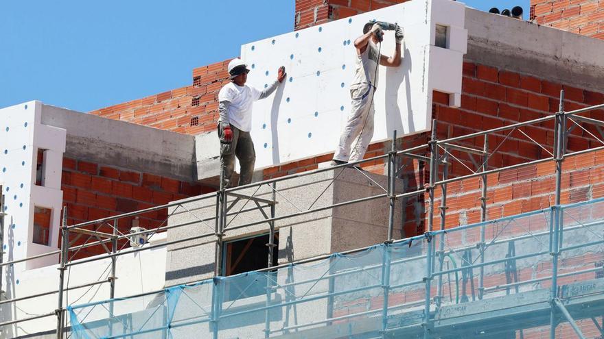 Obreros trabajan en la construcción de un edificio. | Marta G. Brea