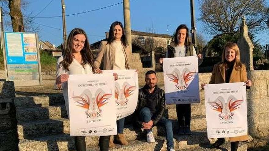 La alcaldesa, Loli Castiñeira (d.), con los ediles Verónica Tourón y Alex Rodríguez y representantes de A Feira y Castro Barreiro, ayer. // D.P.