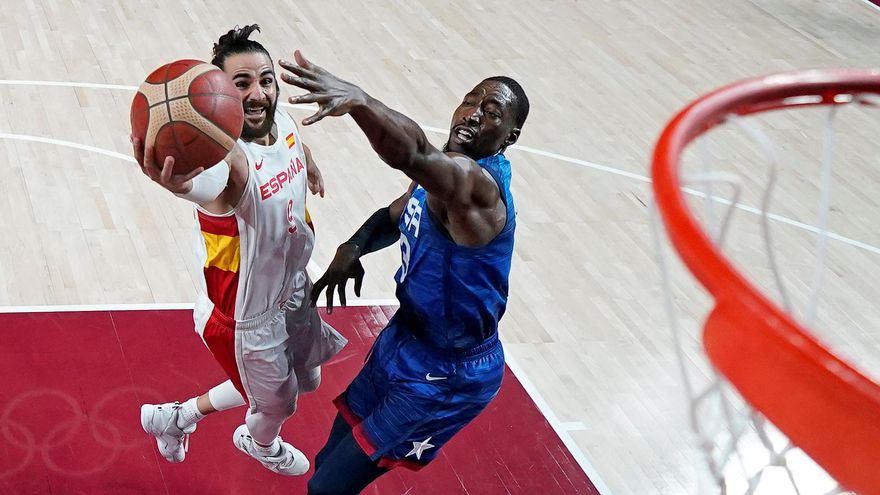 Ricky Rubio entra a canasta en una jugada del España-EEUU.