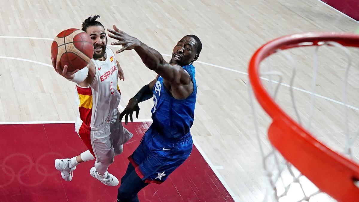 Ricky Rubio entra a canasta en una jugada del España-EEUU.