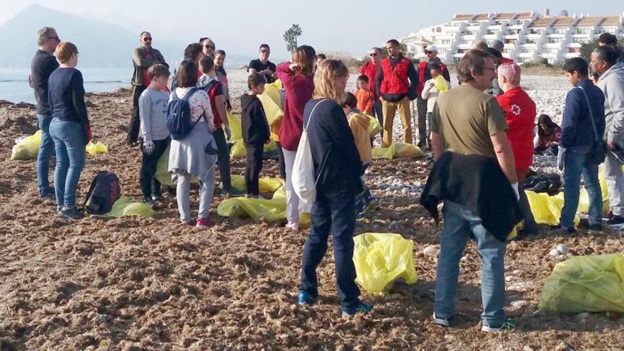 Sesenta voluntarios recogen 600 kilos de residuos en el litoral alteano