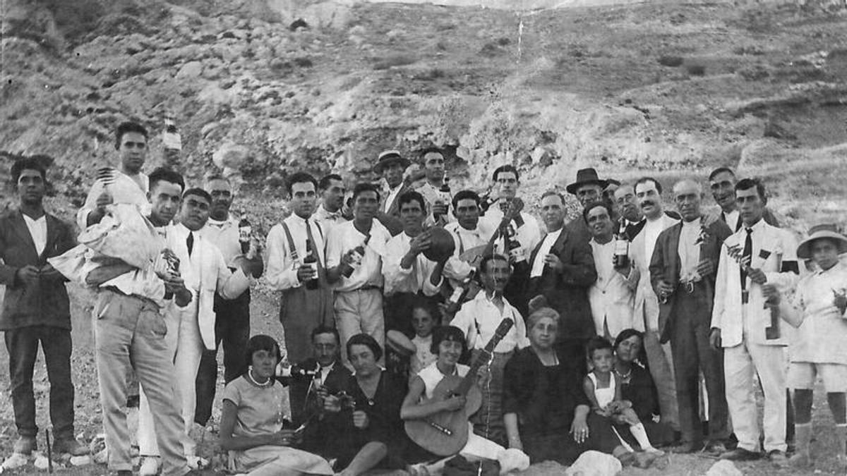 Moraga de sardinas en el Monte San Antón de la familia Pinazo y amigos, en 1921.