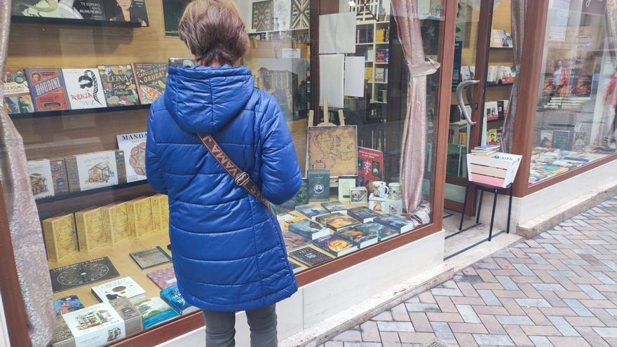 Ángeles observando el escaparate de una librería ayer en la calle Herreros.