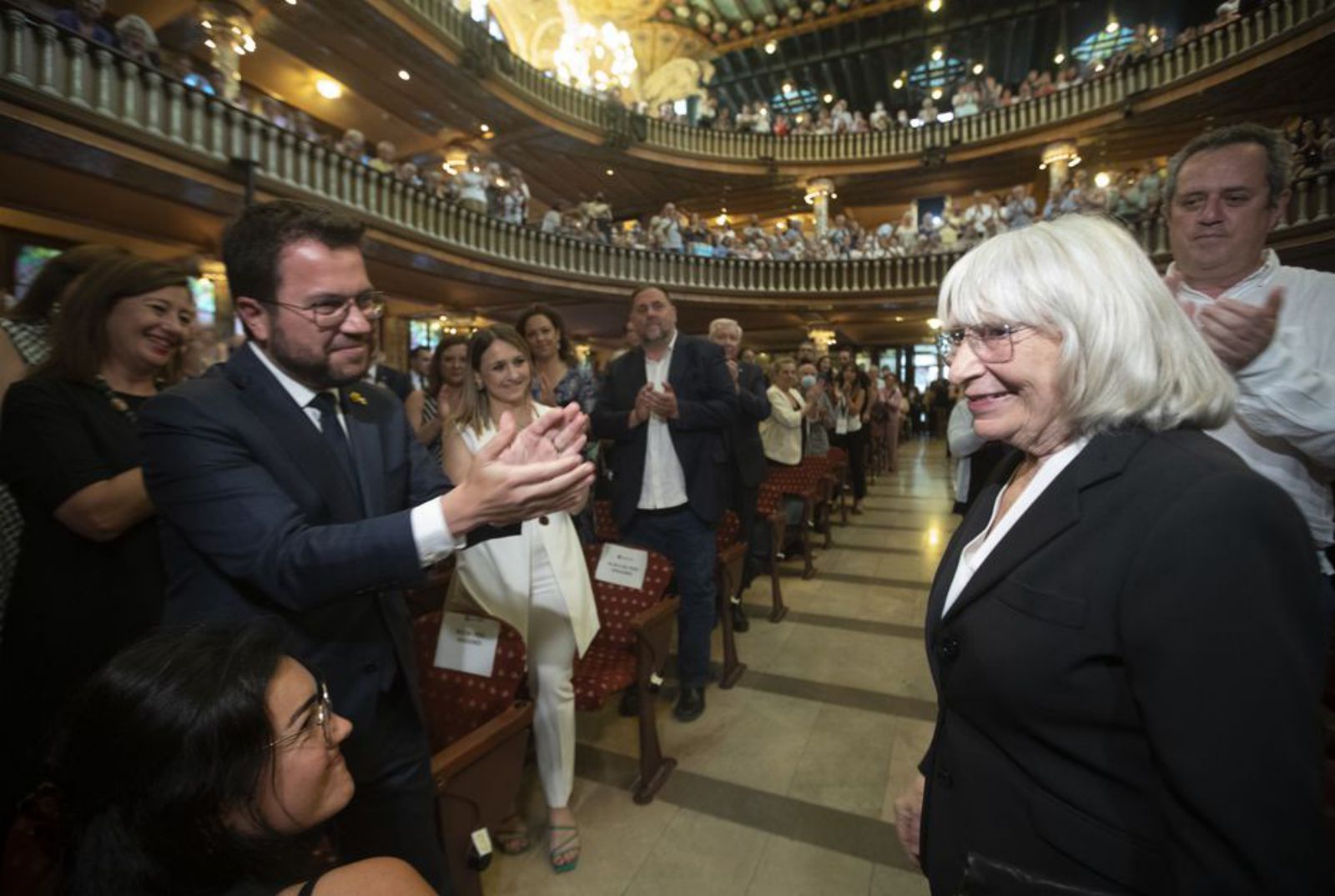 Aplausos de Armengol, Aragonès, Junqueras y Forn a Vicens con el Palau en pie. 