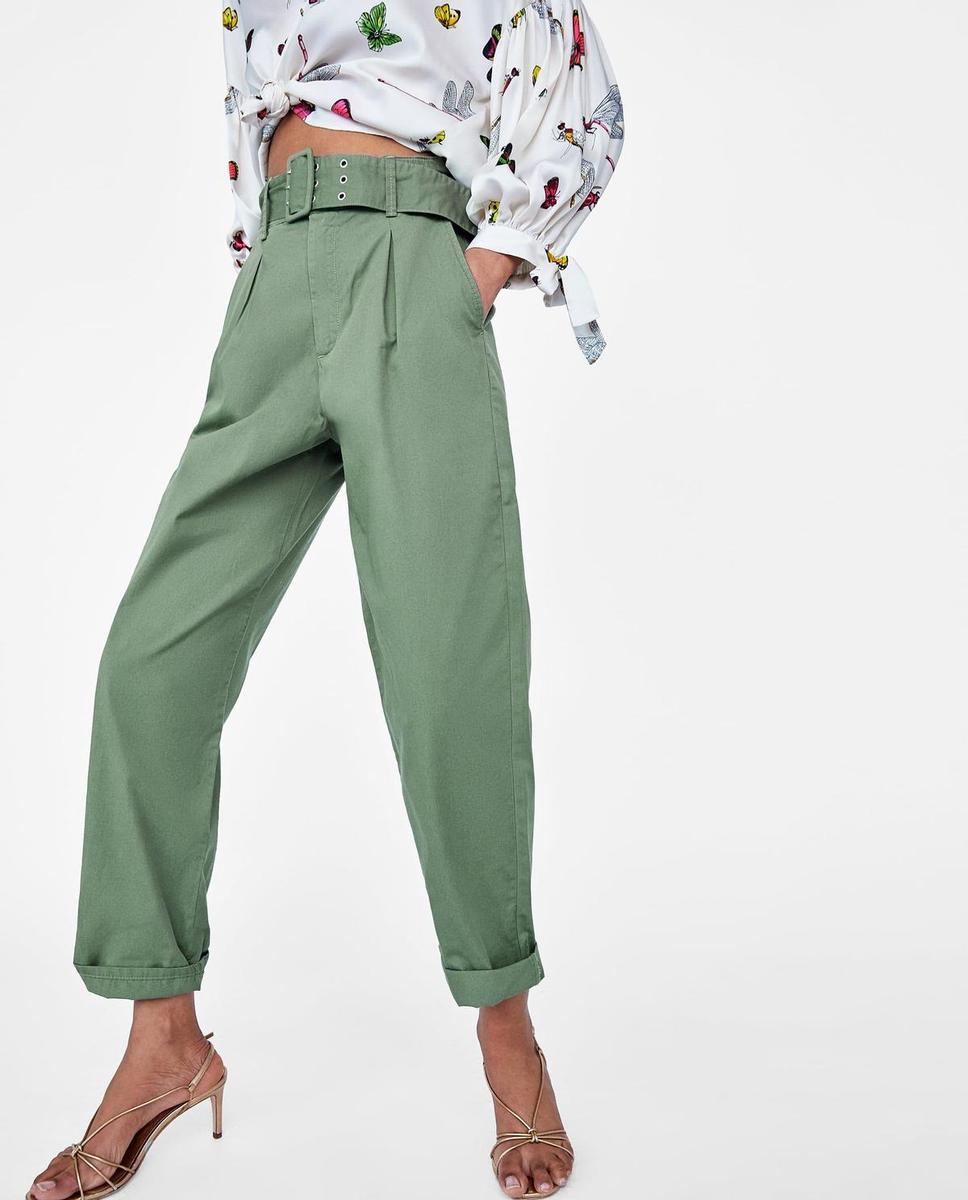 Pantalones verdes con cinturón de Zara (Precio: 29,95 euros)
