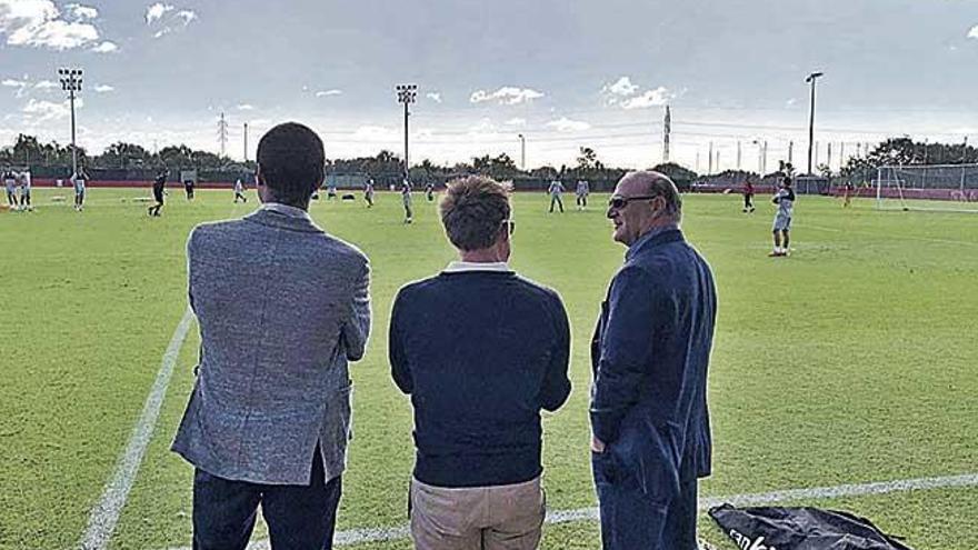 Maheta Molango, junto al consejero Graeme Le Saux y el presidente del Mallorca Andy Kohlberg. rcdm