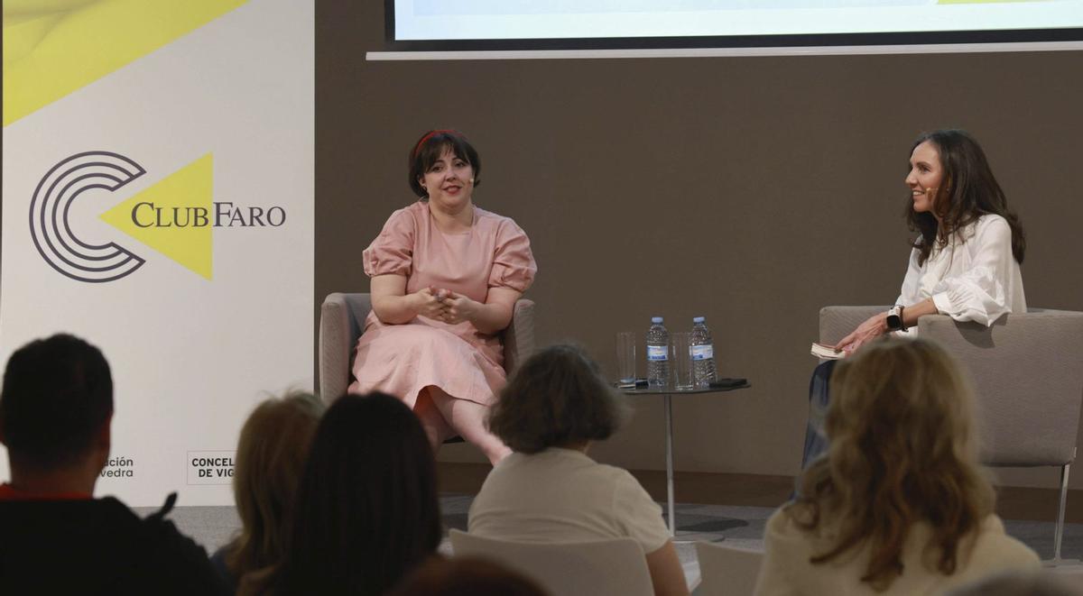 De izquierda a derecha, María Álvarez y Belén Varela, durante la charla celebrada en la Galería 3 del MARCO.