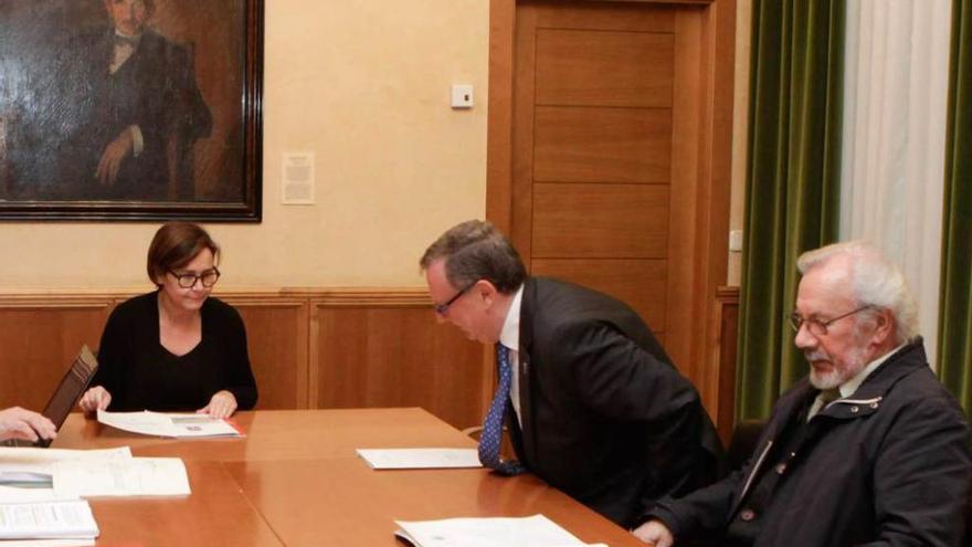 Carmen Moriyón, con Francisco del Busto y Marcelo Palacios, en la reunión de la SIBI.