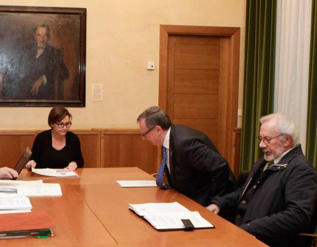 Carmen Moriyón, con Francisco del Busto y Marcelo Palacios, en la reunión de la SIBI.