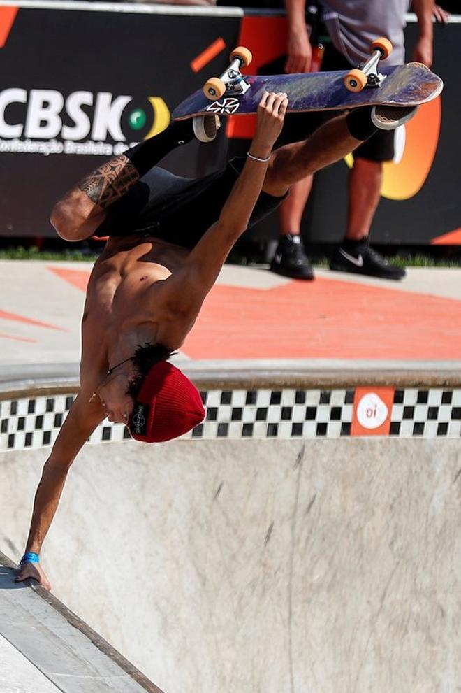 El estadounidense Heimana Reynolds compite en la final del Campeonato Mundial de Skate Park, este domingo en el Parque Cándido Portinari, en Sao Paulo (Brasil).