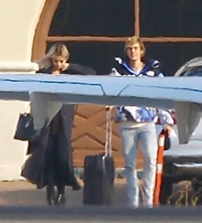 Selena Gomez y Justin Bieber en un aeropuerto