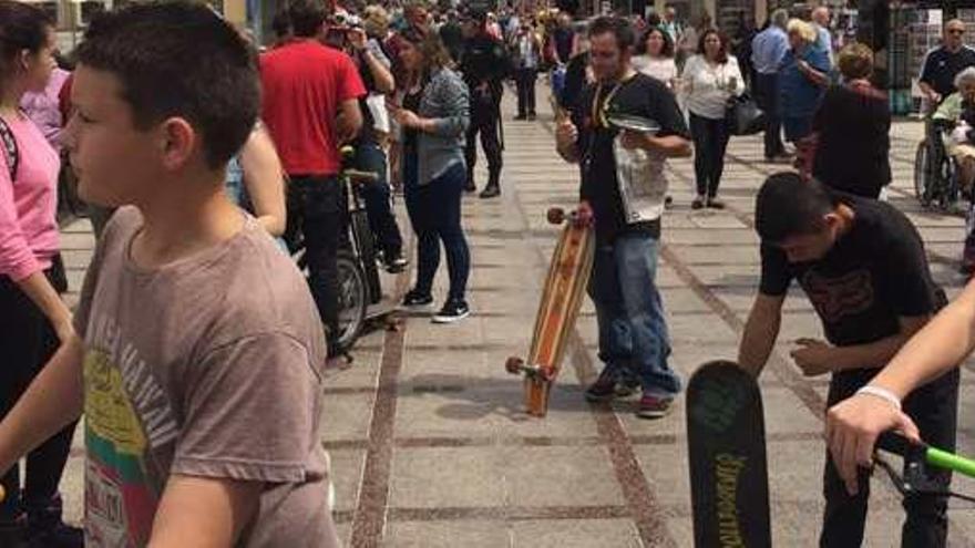 Más de un centenar de patinadores se concentró ayer en la ciudad.