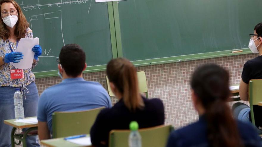 Personal de un tribunal opositor da instrucciones antes de iniciar un examen de oposición.