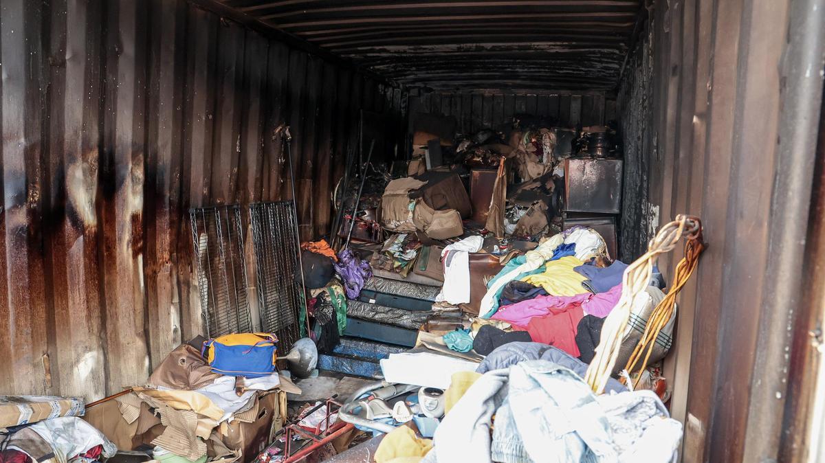 El interior de un contenedor incendiado, con enseres.